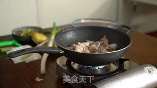 美厨娘大作战里的新疆大盘鸡的做法步骤:2