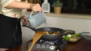 美厨娘大作战里的新疆大盘鸡的做法步骤:3