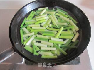 凉拌蒜薹的做法步骤:2