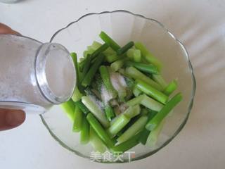 凉拌蒜薹的做法步骤:4