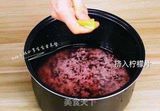 宝宝营养餐—桃红大虾寿司卷的做法步骤:4