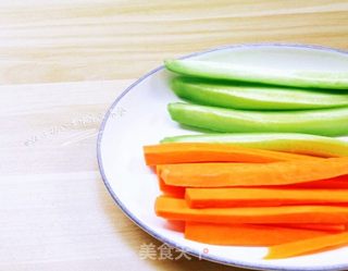 宝宝营养餐—桃红大虾寿司卷的做法步骤:5