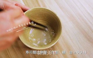 宝宝营养餐—桃红大虾寿司卷的做法步骤:10
