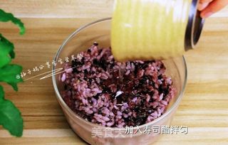 宝宝营养餐—桃红大虾寿司卷的做法步骤:11