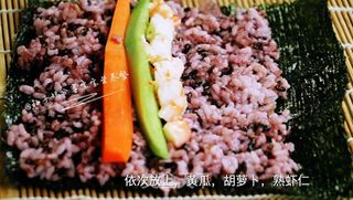 宝宝营养餐—桃红大虾寿司卷的做法步骤:13