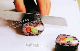 宝宝营养餐—桃红大虾寿司卷的做法步骤:16