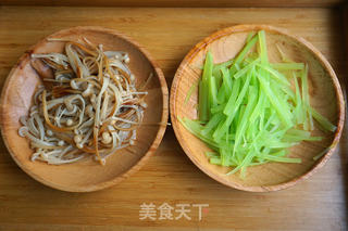 金针菇凉面卷的做法步骤:2