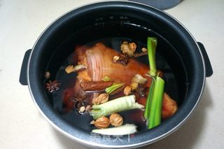 卤肘子的做法步骤：3