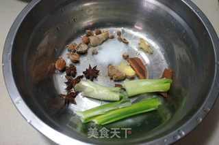 卤肘子的做法步骤:2