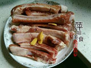 孜然蒜香寸骨的做法步骤:2