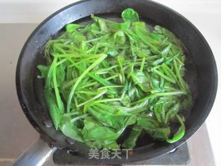 萝卜缨鸭血汤的做法步骤:2