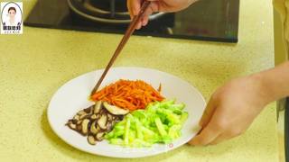 一道让你食欲大振垂涎三尺,超级有营养的韩式拌饭的做法步骤:7