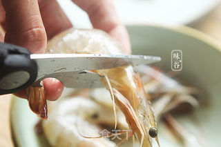 翡翠虾仁蒸蛋的做法步骤:2