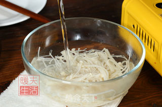 凉拌金针菇的做法步骤:2