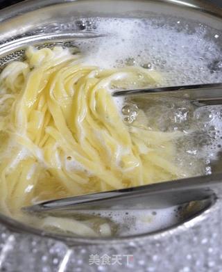 CoCoLc 的私菜食谱经--意式罗勒青酱黄金面的做法步骤:5