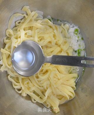 CoCoLc 的私菜食谱经--意式罗勒青酱黄金面的做法步骤:6