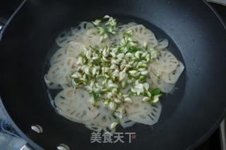 莲藕槐花薄饼的做法步骤:2