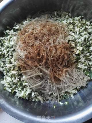 蒸槐花的做法步骤：1