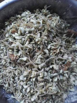 蒸槐花的做法步骤：3