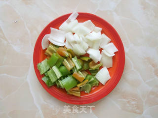 五彩蔬菜肉串的做法步骤:2