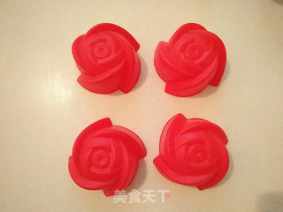 #第四届烘焙大赛暨是爱吃节# 玫瑰花慕斯蛋糕的做法步骤:2