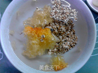 百合薏米银耳汤的做法步骤:2