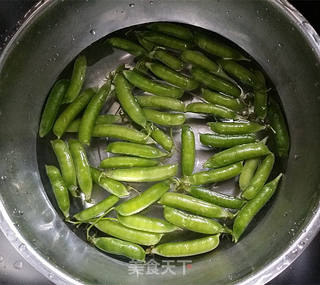 时令鲜蔬~·~盐水豌豆的做法步骤：2