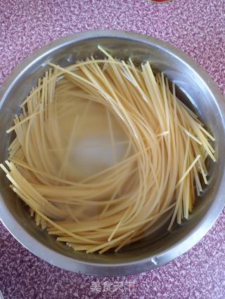 黑椒鸡翅意面的做法步骤:2