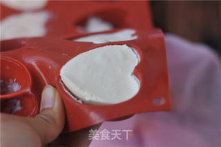 #第四届烘焙大赛暨是爱吃节#爱的滋味,就是这个酸甜——爱心蓝莓慕斯的做法步骤:8
