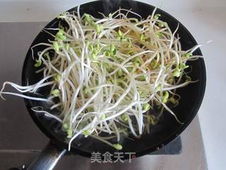 老干妈炒豆芽的做法步骤:3