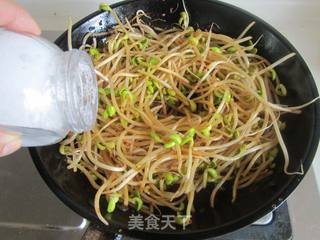 老干妈炒豆芽的做法步骤:4