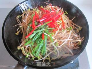 老干妈炒豆芽的做法步骤:5