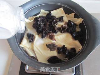 香菜豆油皮拌木耳的做法步骤:2