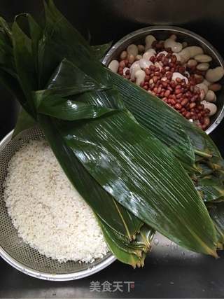 红豆蜜枣粽子的做法步骤:5