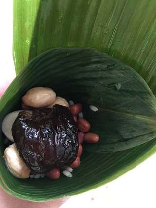 红豆蜜枣粽子的做法步骤:11