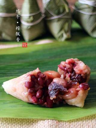 红豆蜜枣粽子的做法步骤:19