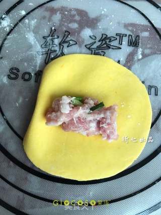 金鱼饺子的做法步骤:4