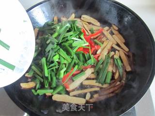 红椒韭菜炒香干的做法步骤:5