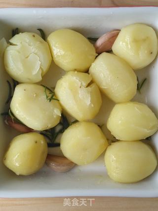 #第四届烘焙大赛暨是爱吃节#迷迭香大蒜烤土豆的做法步骤:4