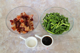 蒜苔炒腊肉的做法步骤：1