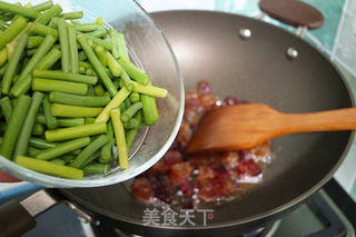 蒜苔炒腊肉的做法步骤：4