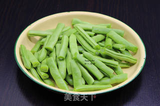 干煸四季豆的做法步骤:2