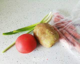 一个人的午餐——西红柿土豆盖浇饭的做法步骤：1