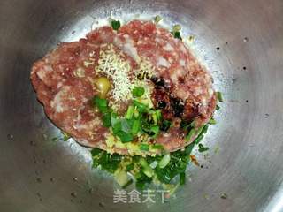 青椒酿肉的做法步骤：1