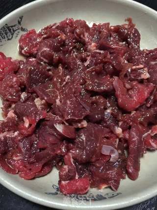 地道美味的干炒牛河的做法步骤：2