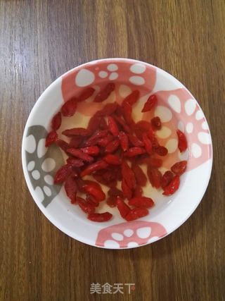 枸杞芒果酸奶冰糕的做法步骤:2
