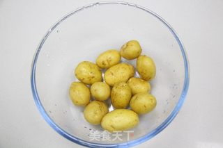 香辣少油健康版的——炸薯角的做法步骤：1