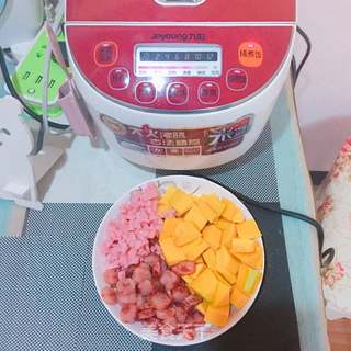 南瓜腊肠焖饭的做法步骤：1