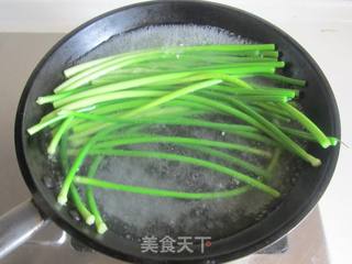凉拌蒜薹的做法步骤:3