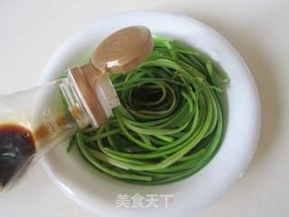 凉拌蒜薹的做法步骤:5